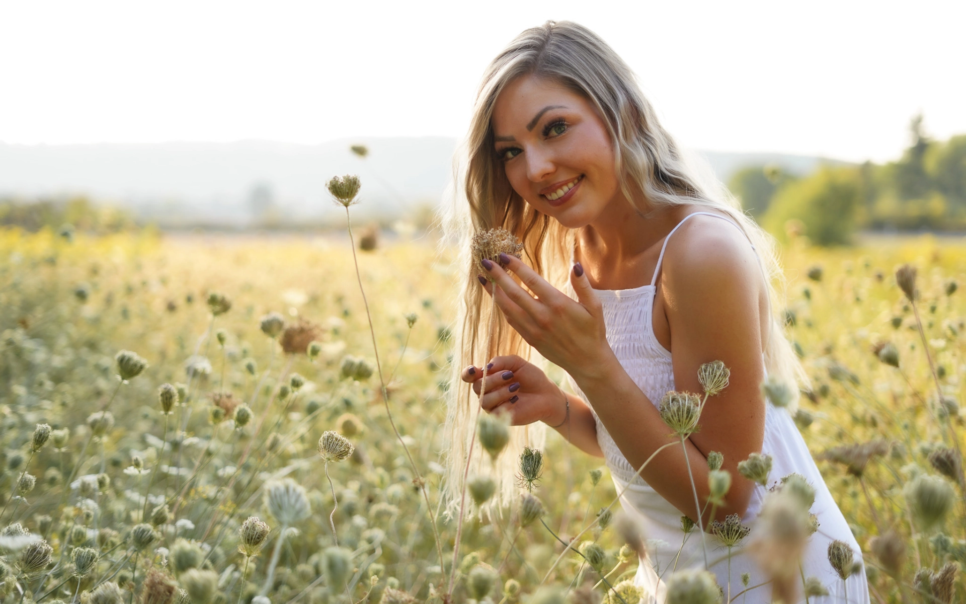 Hypnose Coach Veronica Albrecht riecht an einer Blume