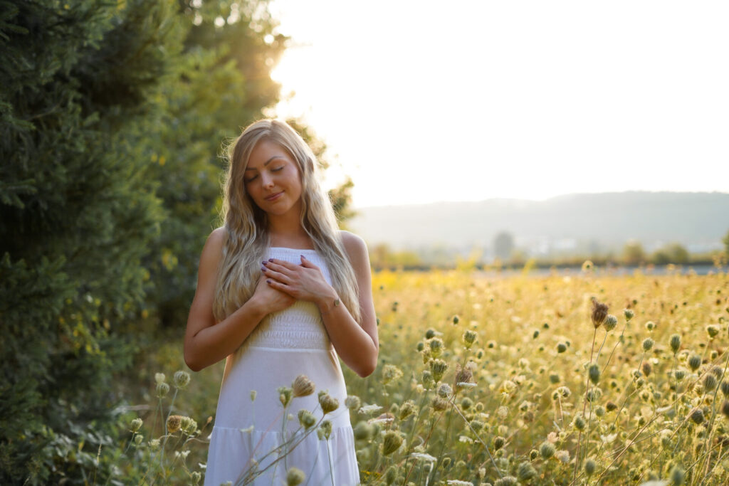 Veronica Albrecht auf einem Feld in der Natur