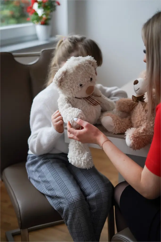 Veronica Albrecht - Arbeit mit Kinder und Jugendlichen - Kind mit Teddybär