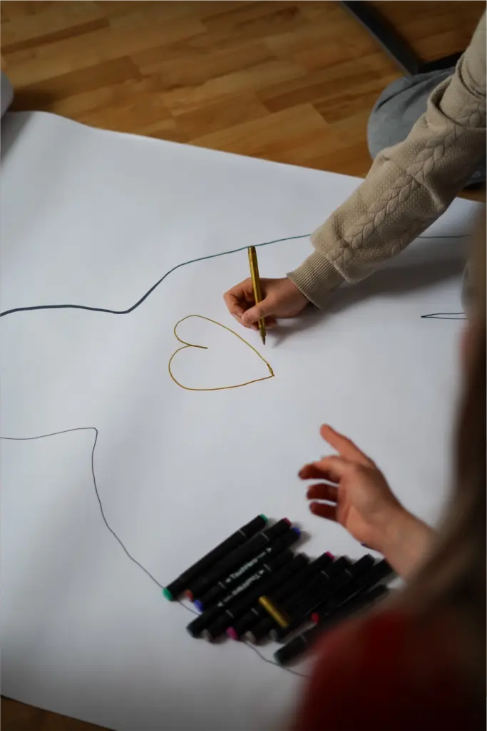 Veronica Albrecht - Arbeit mit Kinder und Jugendlichen - Kind malt