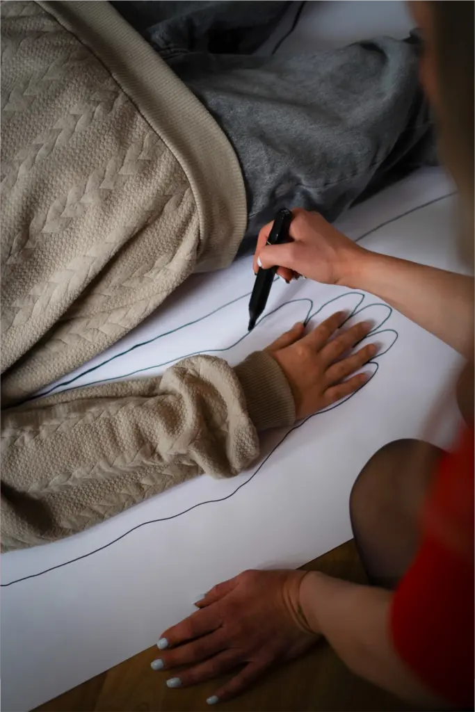 Veronica Albrecht - Arbeit mit Kinder und Jugendlichen - Körper wird nachgezeichnet